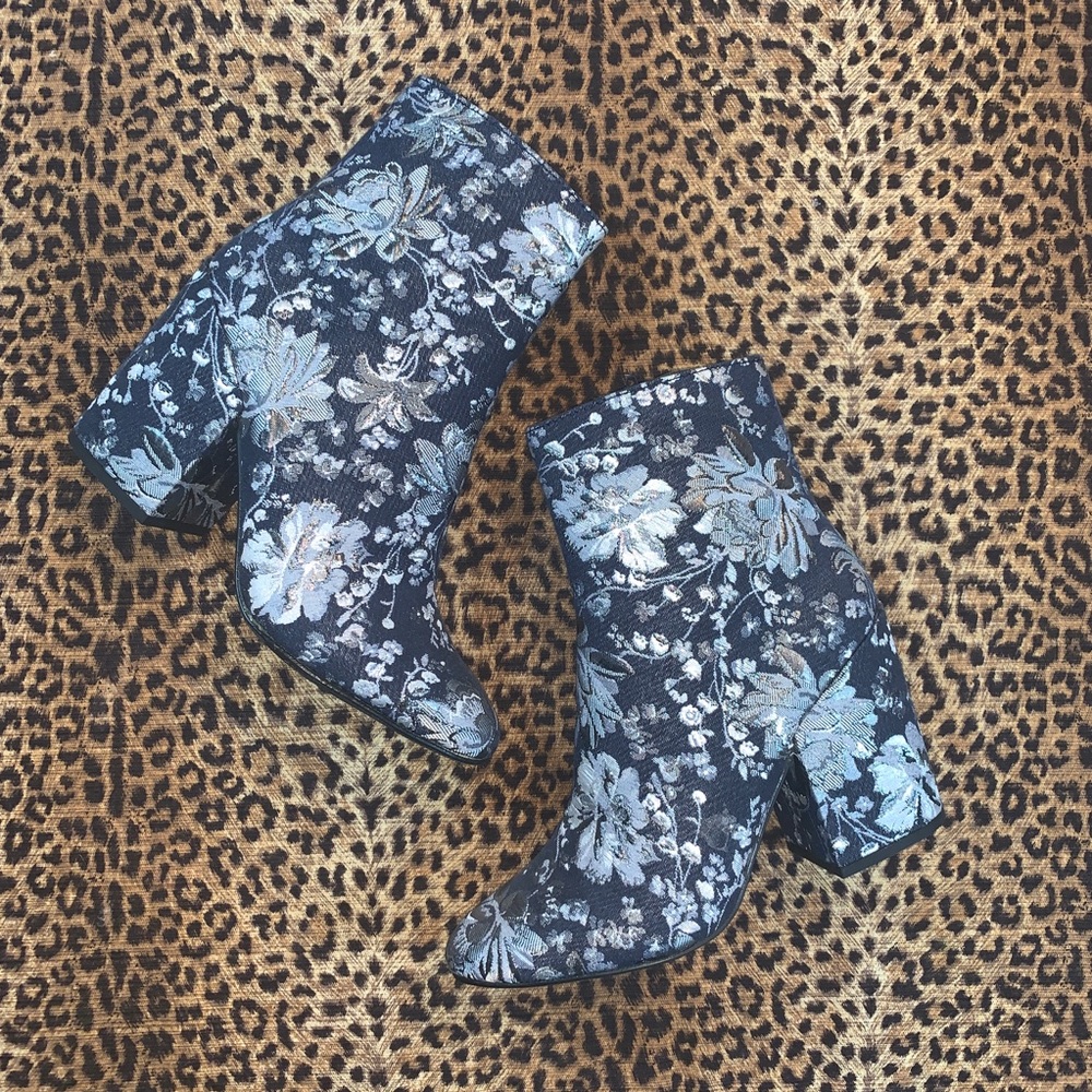 ‼️CLOSING CLOSET SALE‼️ [NWT] Chic Metallic Embroidered Block Heel Booties